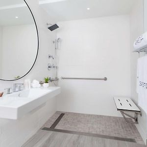 Oceanfront King Room Transfer Shower Mobility or Hearing Accessible